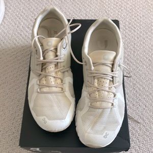 ON cloud women’s shoes 9.5 color: Sand & snow